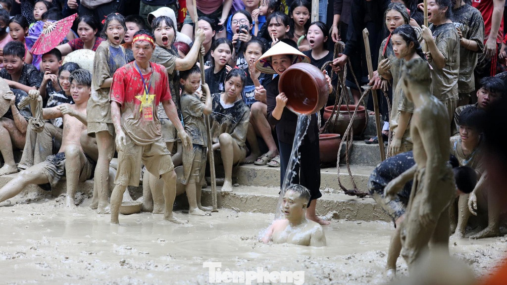 Khi đất nước lâm nguy, Triệu Việt Vương rút quân rời bỏ kinh thành về đầm Dạ Trạch lánh nạn, anh em họ Trương liền ra tay giúp nước. Sau khi đại thắng trở về đầm Dạ Trạch thì bị bọn quỷ đen quấy phá, hai bên xung trận với giao ước, ai thắng sẽ được thưởng, ai thua, sẽ phải quy phục.
