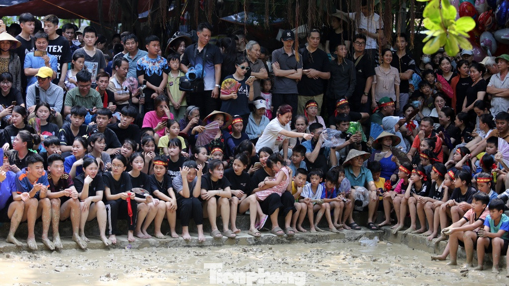 “Quan cầu” lẫn khán giả ngồi xem chìm trong bùn đất.