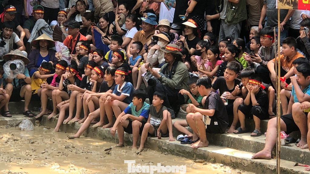 “Quan cầu” lẫn khán giả ngồi xem chìm trong bùn đất.