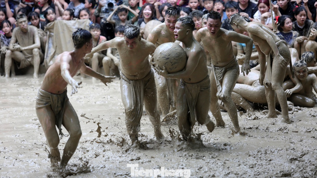 Nói về sự độc đáo của hội Vật Cầu Nước làng Vân người xưa ví nếu đi xem hội mà không biết đến Lễ hội Vật Cầu Nước làng Vân xã Vân Hà, huyện Việt Yên thì quả là "chưa phải người sành săn hội".