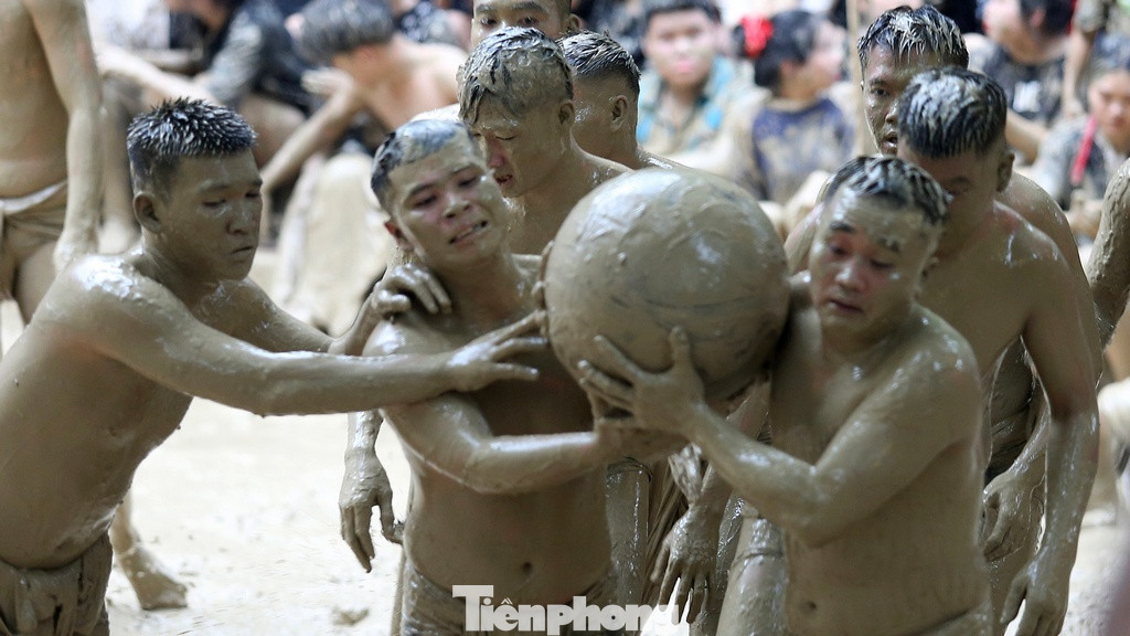 Hay còn có "họa" rằng: Khánh hạ làng Vân hội vật cầu/Khắp vùng Kinh/Bắc chẳng có đâu/Quan quân gắng sức giành cho được/Sân chơi bùn nước họa một màu.