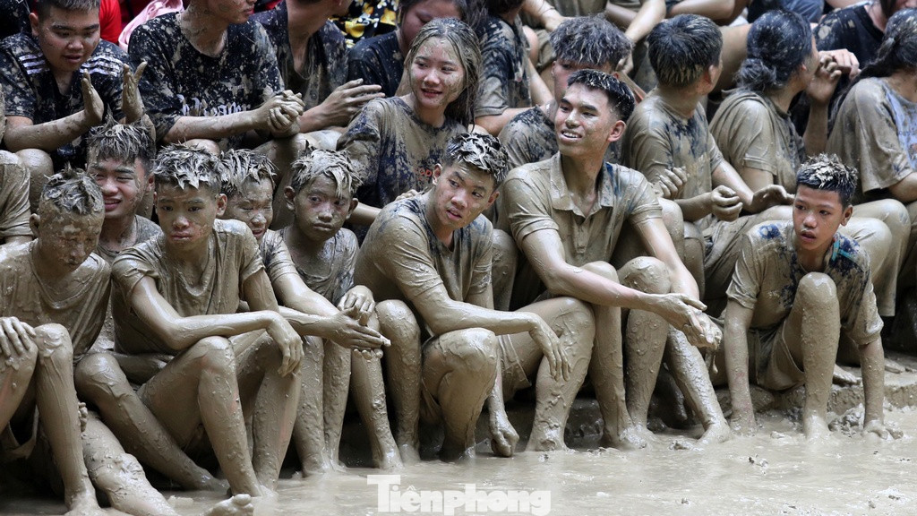 Bọn quỷ đen thua trận, quy hàng các đại tướng. Từ đó trở đi, dân làng Vân mở hội vật cầu nước (còn gọi là hội Khánh Hạ) vào ngày hóa của Đức Thánh với ý nghĩa tưởng nhớ và mừng chiến thắng của các Ngài.
