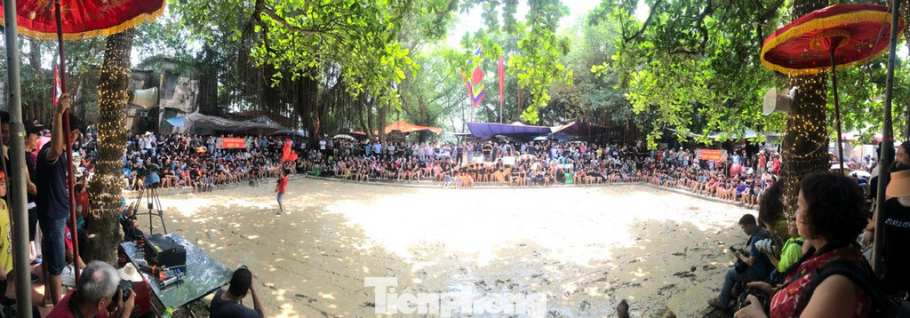 Cứ 4 năm một lần, từ ngày 12-14 tháng Tư âm lịch (ngày Dương lịch năm nay từ 19 đến hết 21/5), người dân làng Vân Hà (xưa có tên gọi là Yên Viên, tên tục gọi là làng Vân), huyện Việt Yên, tỉnh Bắc Giang, lại nô nức mở hội Vật Cầu nước - một lễ hội mang đậm tính lịch sử, độc đáo, vui vẻ, kịch tính và "độc nhất vô nhị".