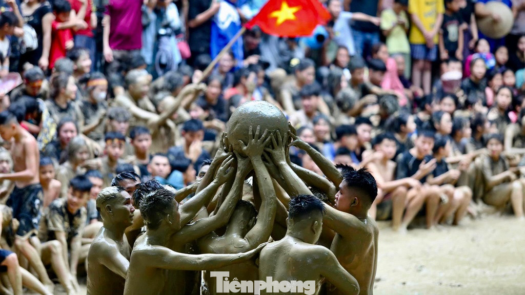 Tục truyền rằng khi xưa có vị thân mẫu sinh một lần được 5 người con (4 trai, 1 gái), đặt tên là Trương Hống, Trương Hát, Trương Lừng, Trương Lẫy, người con gái tên Mỹ Đạm. 5 người con của bà có dung mạo khác thường, khí chất hiển lộ.