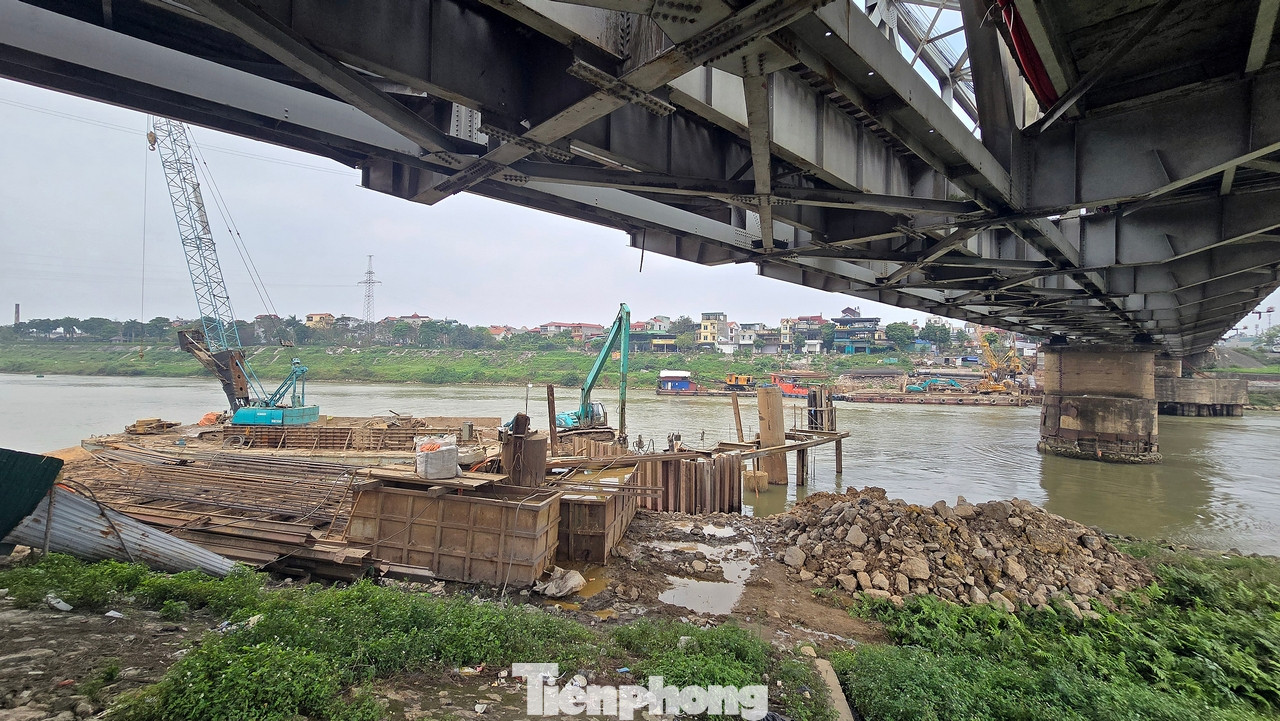 Trong đó, hạng mục cầu đường sắt và đường dẫn dài 1 km; tim cầu cách tim cầu Đuống cũ về phía thượng lưu khoảng 16,5 m, trùng vị trí dự kiến đầu tư xây dựng đường sắt đô thị Hà Nội tuyến số 1. Trong đó, hạng mục cầu đường sắt và đường dẫn dài 1 km; tim cầu cách tim cầu Đuống cũ về phía thượng lưu khoảng 16,5 m, trùng vị trí dự kiến đầu tư xây dựng đường sắt đô thị Hà Nội tuyến số 1.