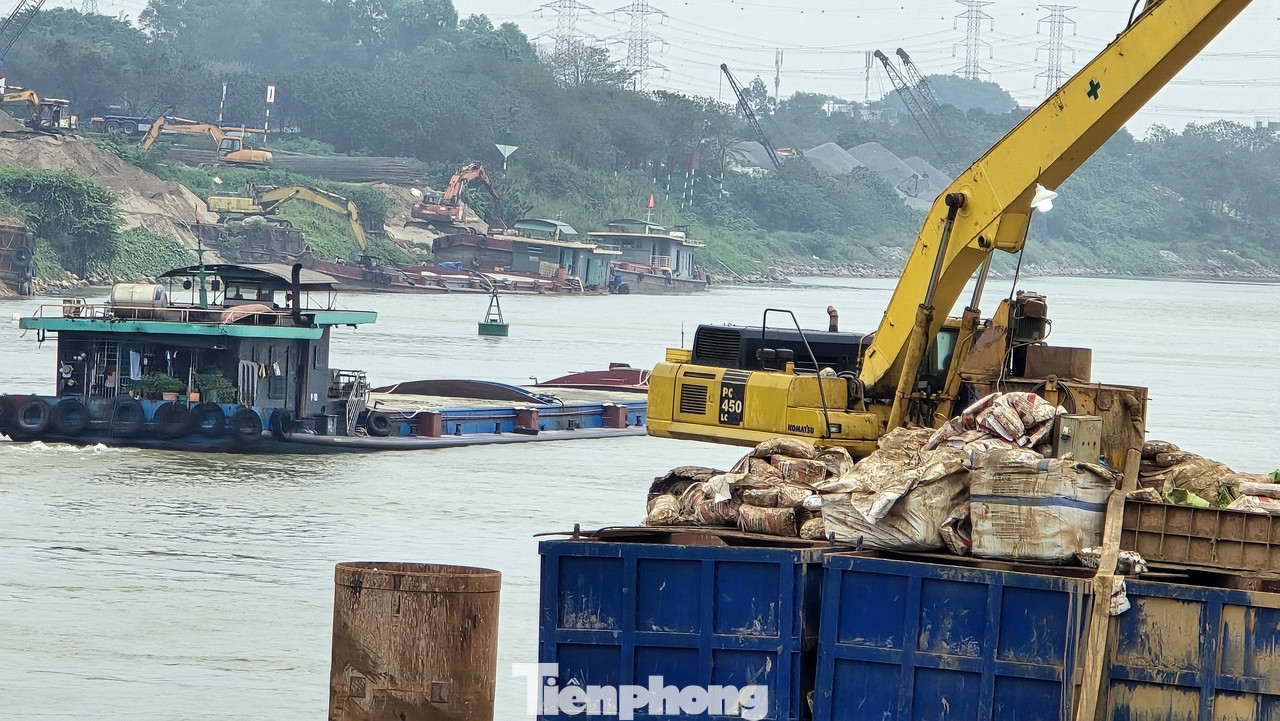 Hạng mục cầu đường bộ và đường dẫn gồm tuyến chính dài 700 m và nút giao hai đầu cầu; tim cầu cách tim cầu Đuống cũ khoảng 100 m về phía hạ lưu. Việc thi công xây dựng cầu mới song song với việc đảm bảo lưu thông an toàn cho tàu thuyền qua lại. Hạng mục cầu đường bộ và đường dẫn gồm tuyến chính dài 700 m và nút giao hai đầu cầu; tim cầu cách tim cầu Đuống cũ khoảng 100 m về phía hạ lưu. Việc thi công xây dựng cầu mới song song với việc đảm bảo lưu thông an toàn cho tàu thuyền qua lại.