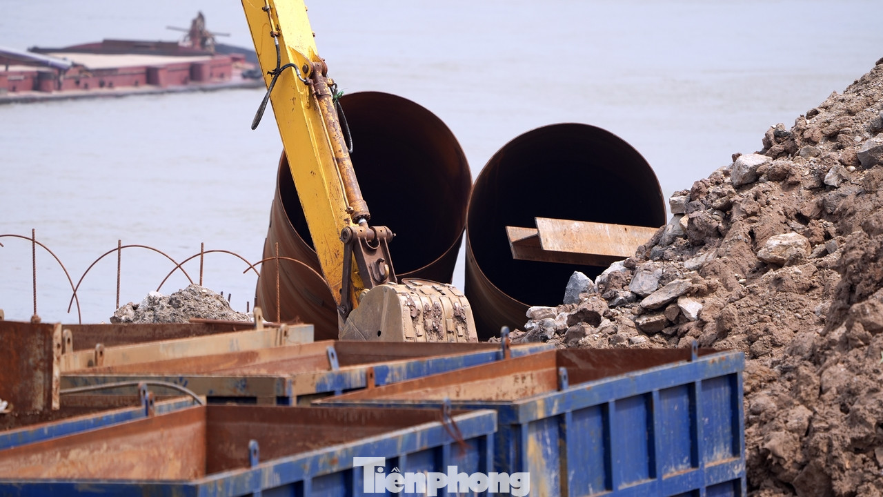 Các cây cầu mới sẽ được xây dựng với tĩnh không lớn hơn để đảm bảo thông thuyền trên luồng vận tải sông Đuống. Các cây cầu mới sẽ được xây dựng với tĩnh không lớn hơn để đảm bảo thông thuyền trên luồng vận tải sông Đuống.