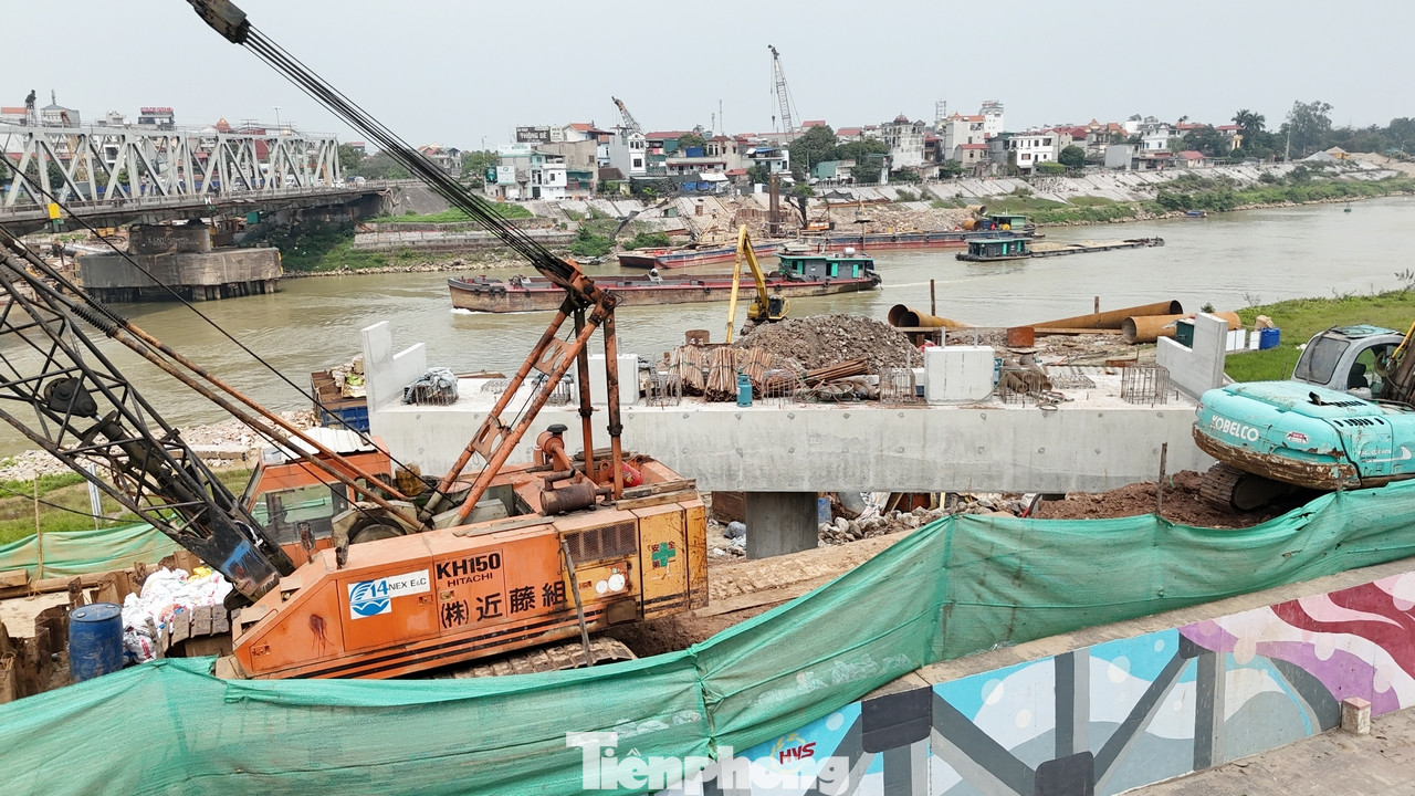 Cầu đường bộ vượt sông Đuống có chiều dài 382m, được xây dựng vĩnh cửu bằng bê tông cốt thép dự ứng lực kết hợp dây văng. Bề rộng cầu là 18,5 m. Cầu đường bộ vượt sông Đuống có chiều dài 382m, được xây dựng vĩnh cửu bằng bê tông cốt thép dự ứng lực kết hợp dây văng. Bề rộng cầu là 18,5 m.