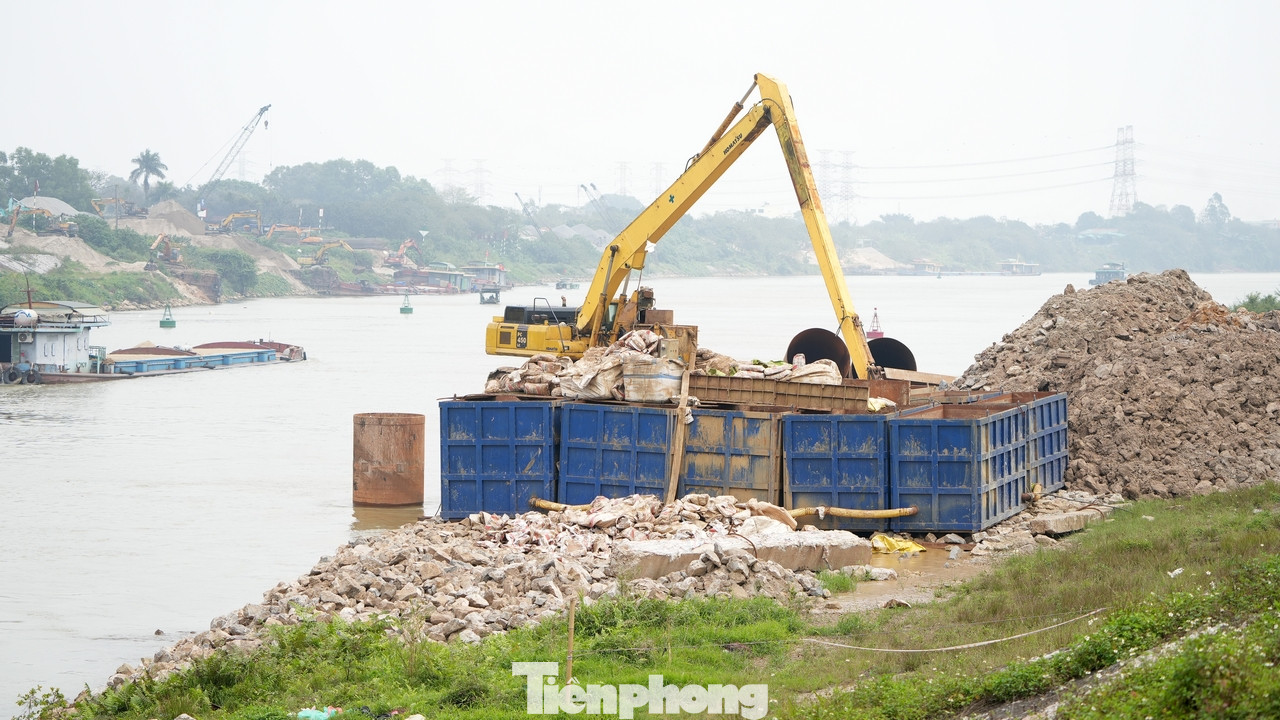 Cho đến thời điểm hiện tại, cầu Đuống mới chỉ triển khai ở khu vực ngoài đê sông. Các khu vực nhà dân hai bên sông thuộc diện giải phóng mặt bằng hiện chưa di dời. Cho đến thời điểm hiện tại, cầu Đuống mới chỉ triển khai ở khu vực ngoài đê sông. Các khu vực nhà dân hai bên sông thuộc diện giải phóng mặt bằng hiện chưa di dời.