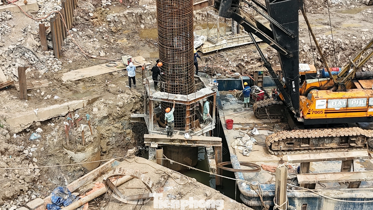 Theo quy hoạch, cầu Đuống hiện hữu sẽ được tháo dỡ để thay thế bằng 2 cây cầu mới tại cùng vị trí. Theo quy hoạch, cầu Đuống hiện hữu sẽ được tháo dỡ để thay thế bằng 2 cây cầu mới tại cùng vị trí.