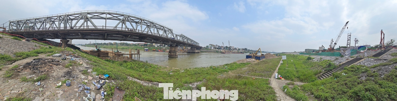 Trong đó, bên phía huyện Gia Lâm, khu vực ngoài đê sông mới đang chuẩn bị mặt bằng phục vụ xây dựng trụ cầu. Trong đó, bên phía huyện Gia Lâm, khu vực ngoài đê sông mới đang chuẩn bị mặt bằng phục vụ xây dựng trụ cầu.