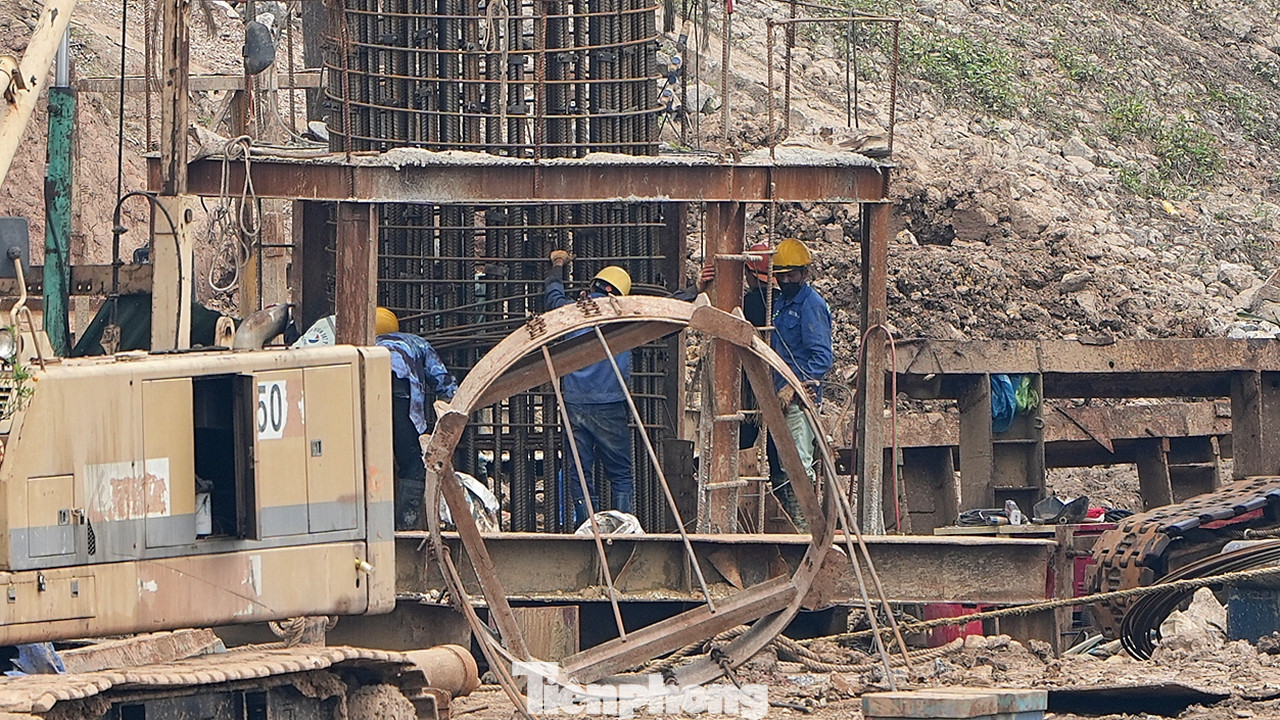 Sau hơn nửa năm khởi công, cầu Đuống mới hiện đã xây dựng một trụ cầu đường bộ và ba trụ cầu đường sắt. Sau hơn nửa năm khởi công, cầu Đuống mới hiện đã xây dựng một trụ cầu đường bộ và ba trụ cầu đường sắt.