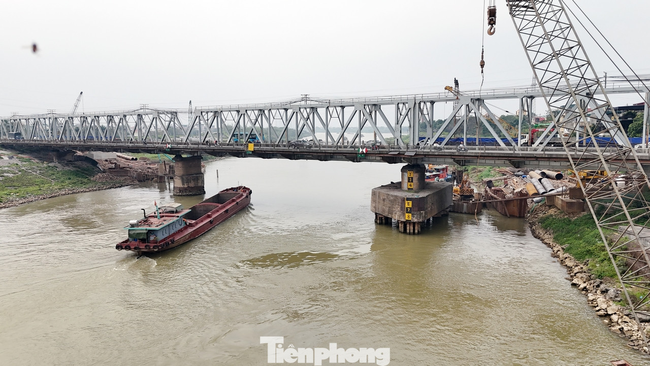 Hạng mục cầu đường bộ và đường dẫn gồm tuyến chính dài 700 m và nút giao hai đầu cầu; tim cầu cách tim cầu Đuống cũ khoảng 100 m về phía hạ lưu. Việc thi công xây dựng cầu mới song song với việc đảm bảo lưu thông an toàn cho tàu thuyền qua lại. Hạng mục cầu đường bộ và đường dẫn gồm tuyến chính dài 700 m và nút giao hai đầu cầu; tim cầu cách tim cầu Đuống cũ khoảng 100 m về phía hạ lưu. Việc thi công xây dựng cầu mới song song với việc đảm bảo lưu thông an toàn cho tàu thuyền qua lại.