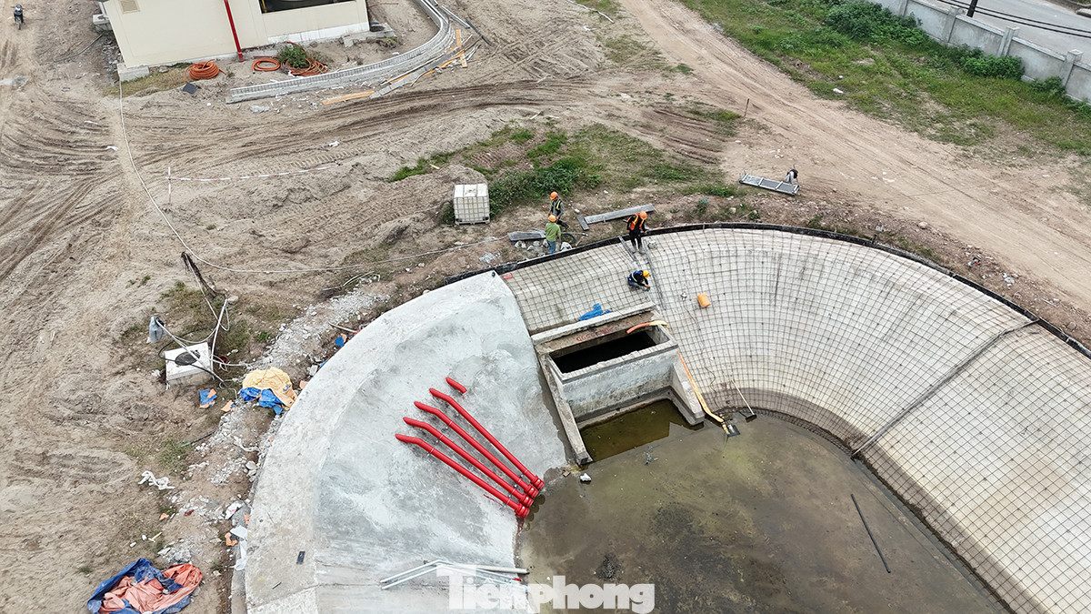 Không những thế, quá trình thi công hệ thống thu gom nước thải, đơn vị thi công dựng hàng loạt ‘lô cốt’ trên các tuyến đường Nguyễn Xiển, Kim Giang, Lương Thế Vinh, Nguyễn Trãi, Vũ Trọng Khánh… gây ùn tắc giao thông nghiêm trọng. Trong ảnh: Công nhân đang thi công trong khu vực nhà máy.