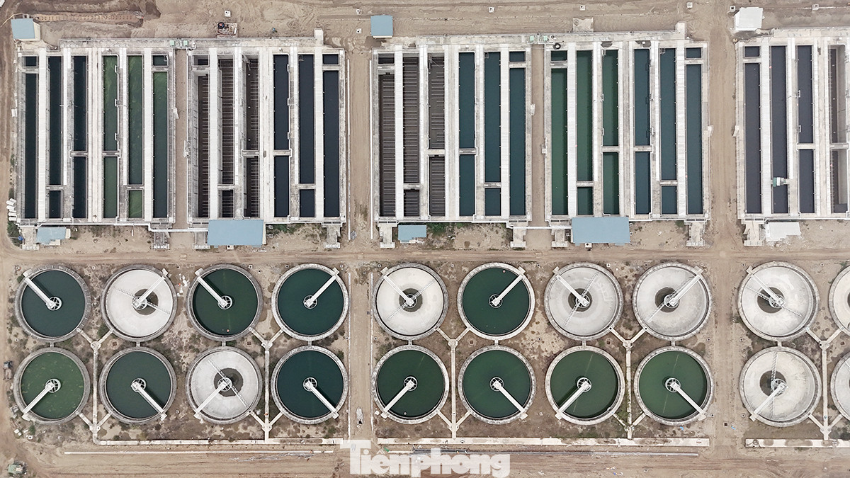 Hiện các hạng mục cơ khí và thiết bị điện cơ bản hoàn thành, chỉ còn đường ống kết nối từ bên ngoài đang dang dở.