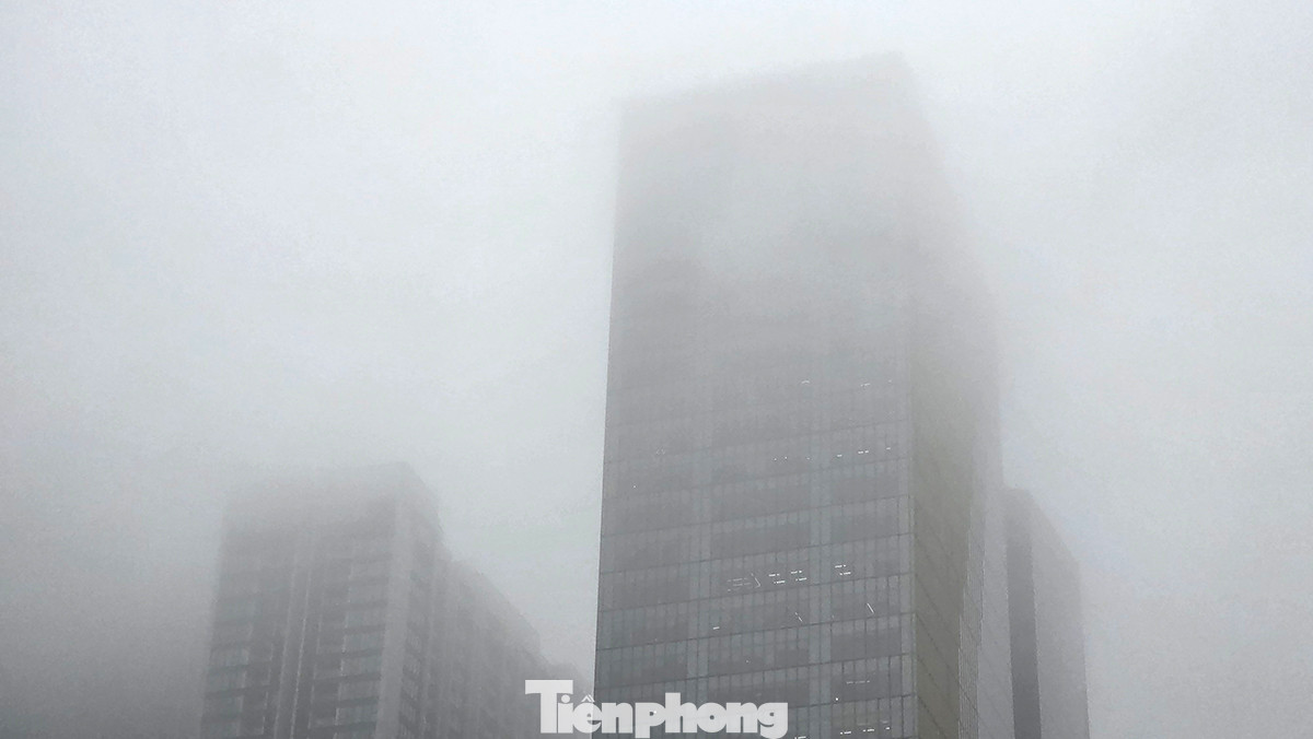 Trong cả buổi sáng nay, hiện tượng sương mù bao phủ xuất hiện càng lúc càng đậm hơn, tầm nhìn bị hạn chế. Các tòa nhà cao tầng chìm trong sương mù bao phủ.