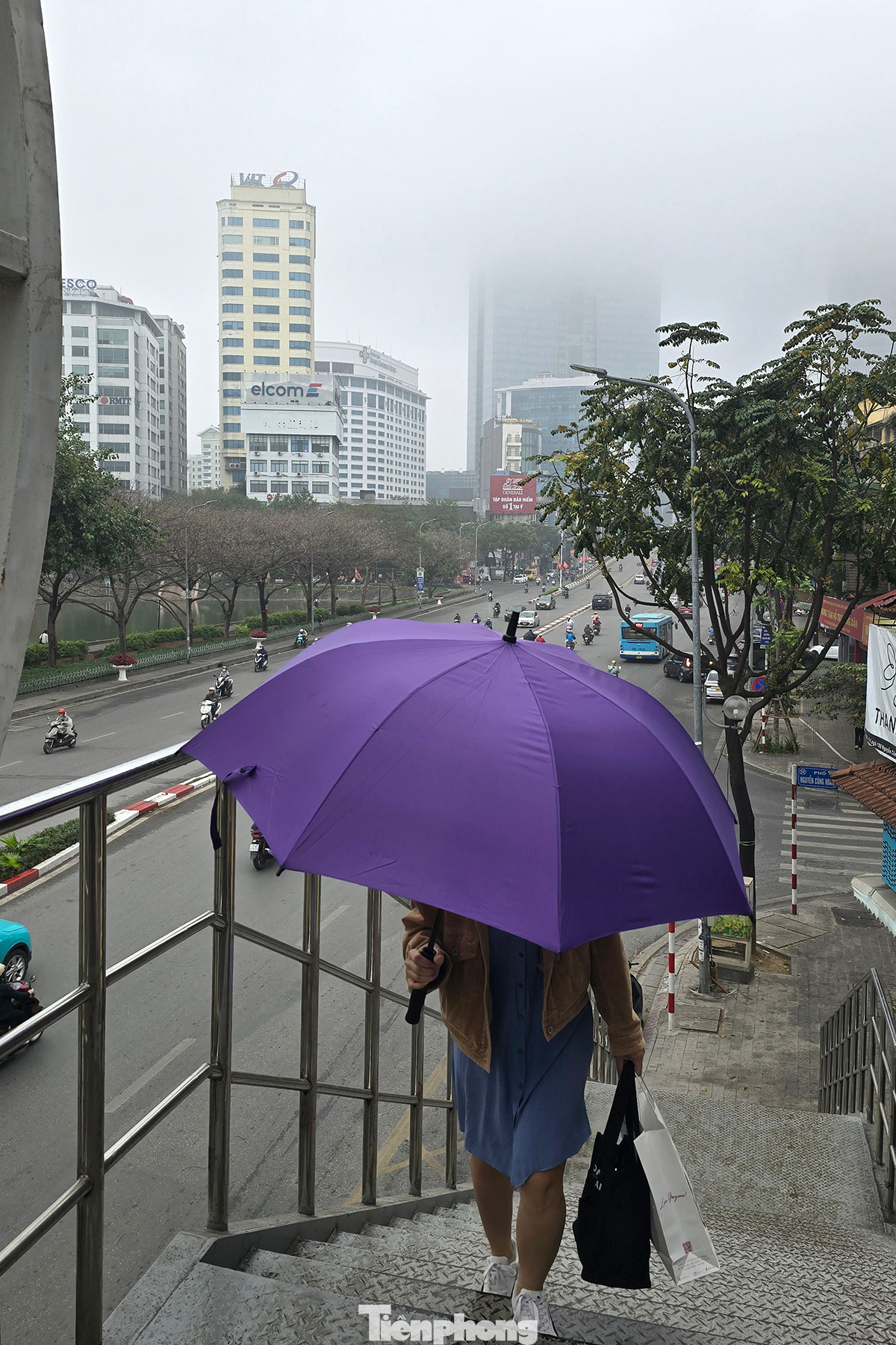 Do chênh lệch nhiệt độ giữa ngày và đêm tại miền Bắc lên đến từ 8 -10 độ, người dân cần chú ý mang theo trang phục giữ ấm khi di chuyển vào tối và đêm.