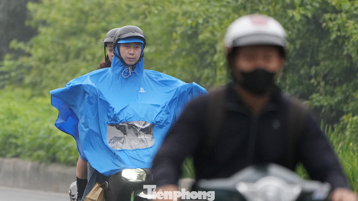 Bên cạnh đó, ô nhiễm không khí vẫn tiếp diễn vào sáng sớm khi sương mù nhẹ xuất hiện khiến các chất bụi bẩn khó khuếch tán.