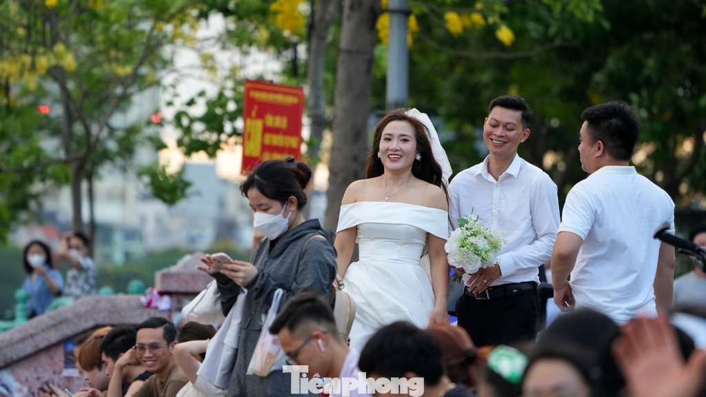 Một cặp đôi cũng tranh thủ chụp ảnh cưới vào thời điểm đẹp nhất trong ngày khi ánh nắng đã dịu bớt cùng quang cảnh thơ mộng bên Hồ Tây.