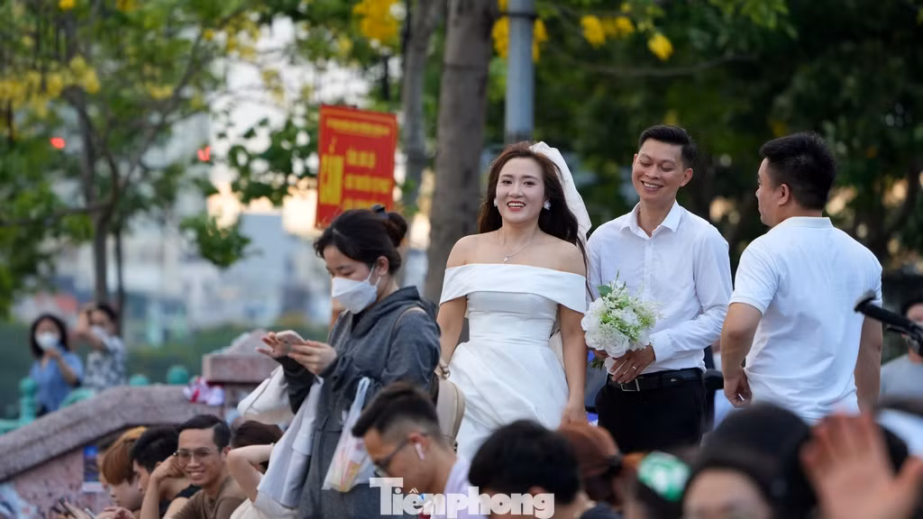 Một cặp đôi cũng tranh thủ chụp ảnh cưới vào thời điểm đẹp nhất trong ngày khi ánh nắng đã dịu bớt cùng quang cảnh thơ mộng bên Hồ Tây.