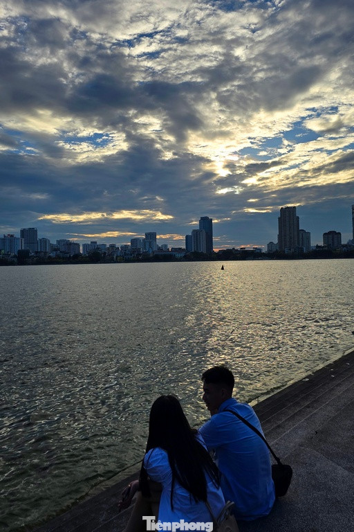 Hồ Tây là một trong những địa điểm nổi tiếng nhất Thủ đô, luôn có một sức hấp dẫn và quyến rũ kỳ lạ mỗi khi hoàng hôn xuống.