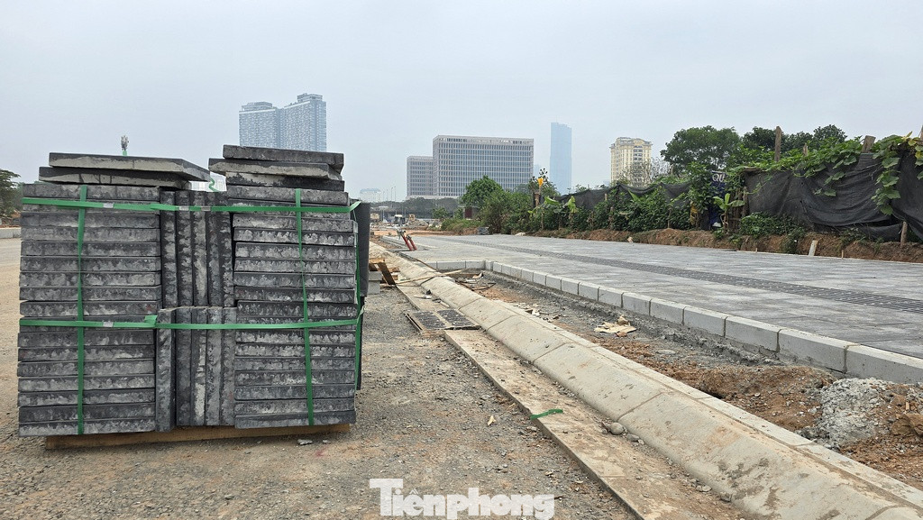 Hiện tại, sau hơn 1 năm thi công, đoạn tuyến từ điểm giao cắt Đại lộ Thăng Long đến phố Đại Linh (phường Mễ Trì) có tiến độ thi công tốt nhất, hiện đã thảm nhựa mặt đường lớp một. Một số hạng mục như lát đá vỉa hè, đổ đất giải phân cách trồng cây xanh đang gấp rút triển khai.