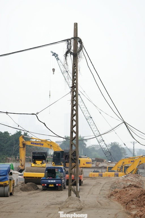 Tuy nhiên, tuyến đường đi qua địa bàn phường Trung Văn, Đại Mỗ đang trong quá trình giải phóng một số công trình điện đang án ngữ trên đường, san lấp mặt bằng, thi công nền đường. Trên tuyến được xây dựng cầu vượt sông Nhuệ. Hiện việc thi công các mố trụ cầu đã cơ bản hoàn thiện.