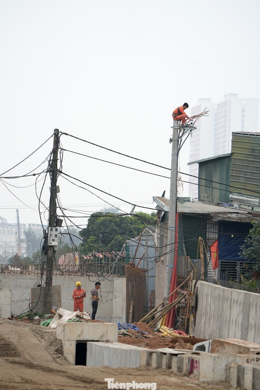 Tuy nhiên, tuyến đường đi qua địa bàn phường Trung Văn, Đại Mỗ đang trong quá trình giải phóng một số công trình điện đang án ngữ trên đường, san lấp mặt bằng, thi công nền đường. Trên tuyến được xây dựng cầu vượt sông Nhuệ. Hiện việc thi công các mố trụ cầu đã cơ bản hoàn thiện.