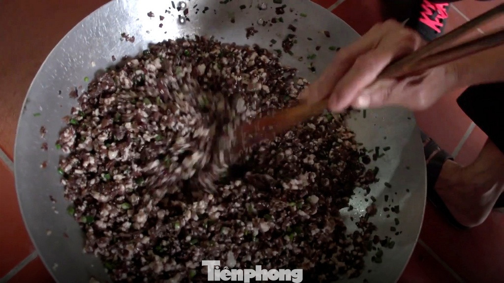 Bánh tẻ làng Chờ được làm hoàn toàn thủ công nên mỗi ngày mỗi nhà chỉ cho ra được từ 400 đến 600 chiếc bánh. Để làm một chiếc bánh tẻ cần trải qua rất nhiều công đoạn. Đầu tiên là xay gạo, gạo làm bánh tẻ ngon nhất là những giống gạo dài ngày. Sau khi xay, bột gạo được quấy trên bếp cho đến khi ráo nước. Tiếp theo là công đoạn xào nhân, nhân bánh được làm bằng thịt lợn, kết hợp với mộc nhĩ, hạt tiêu và hành lá, nên thêm gia vị cho đậm đà. Thịt lợn được băm nhỏ theo một tỉ lệ 3/7 giữa thịt nạc và thịt mỡ để nhân bánh không bị khô. Sau đó là công đoạn gói bánh, bột phải bọc kín nhân, gói trong là dong riềng, rồi cuốn chặt bằng dây sao cho càng chặt càng tốt để bánh không bị nhão khi luộc. Cuối cùng, bánh được hấp trong nước sôi từ 25 đến 30 phút rồi vớt ra để ráo nước là có thể thưởng thức.