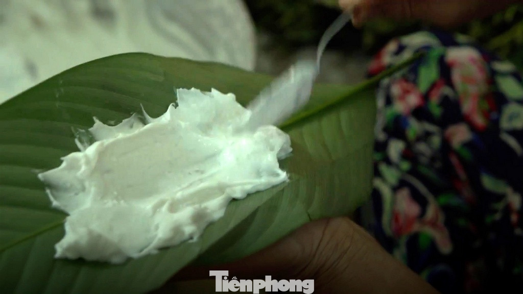 Bánh tẻ làng Chờ được làm hoàn toàn thủ công nên mỗi ngày mỗi nhà chỉ cho ra được từ 400 đến 600 chiếc bánh. Để làm một chiếc bánh tẻ cần trải qua rất nhiều công đoạn. Đầu tiên là xay gạo, gạo làm bánh tẻ ngon nhất là những giống gạo dài ngày. Sau khi xay, bột gạo được quấy trên bếp cho đến khi ráo nước. Tiếp theo là công đoạn xào nhân, nhân bánh được làm bằng thịt lợn, kết hợp với mộc nhĩ, hạt tiêu và hành lá, nên thêm gia vị cho đậm đà. Thịt lợn được băm nhỏ theo một tỉ lệ 3/7 giữa thịt nạc và thịt mỡ để nhân bánh không bị khô. Sau đó là công đoạn gói bánh, bột phải bọc kín nhân, gói trong là dong riềng, rồi cuốn chặt bằng dây sao cho càng chặt càng tốt để bánh không bị nhão khi luộc. Cuối cùng, bánh được hấp trong nước sôi từ 25 đến 30 phút rồi vớt ra để ráo nước là có thể thưởng thức.