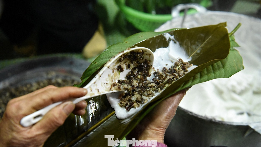 Bánh tẻ làng Chờ được làm hoàn toàn thủ công nên mỗi ngày mỗi nhà chỉ cho ra được từ 400 đến 600 chiếc bánh. Để làm một chiếc bánh tẻ cần trải qua rất nhiều công đoạn. Đầu tiên là xay gạo, gạo làm bánh tẻ ngon nhất là những giống gạo dài ngày. Sau khi xay, bột gạo được quấy trên bếp cho đến khi ráo nước. Tiếp theo là công đoạn xào nhân, nhân bánh được làm bằng thịt lợn, kết hợp với mộc nhĩ, hạt tiêu và hành lá, nên thêm gia vị cho đậm đà. Thịt lợn được băm nhỏ theo một tỉ lệ 3/7 giữa thịt nạc và thịt mỡ để nhân bánh không bị khô. Sau đó là công đoạn gói bánh, bột phải bọc kín nhân, gói trong là dong riềng, rồi cuốn chặt bằng dây sao cho càng chặt càng tốt để bánh không bị nhão khi luộc. Cuối cùng, bánh được hấp trong nước sôi từ 25 đến 30 phút rồi vớt ra để ráo nước là có thể thưởng thức.