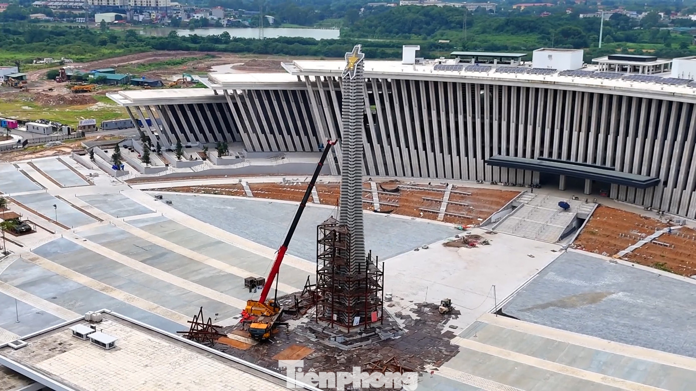 Bên cạnh 4 Bảo vật quốc gia, Bảo tàng còn nhiều hiện vật đặc sắc gắn với các nhân vật, sự kiện đã làm nên những kỳ tích trong hai cuộc kháng chiến chống Pháp và chống Mỹ của dân tộc.