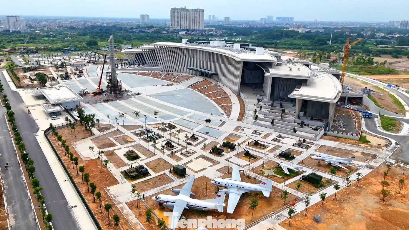 Đối với Bảo tàng Lịch sử Quân sự Việt Nam, tiêu biểu nhất trong hệ thống các hiện vật là 4 Bảo vật Quốc gia, trong đó có 2 máy bay MIG-21, số hiệu 4324 và 5121, xe tăng T54B số hiệu 843, Bản đồ quyết tâm chiến đấu trong Chiến dịch Hồ Chí Minh lịch sử.