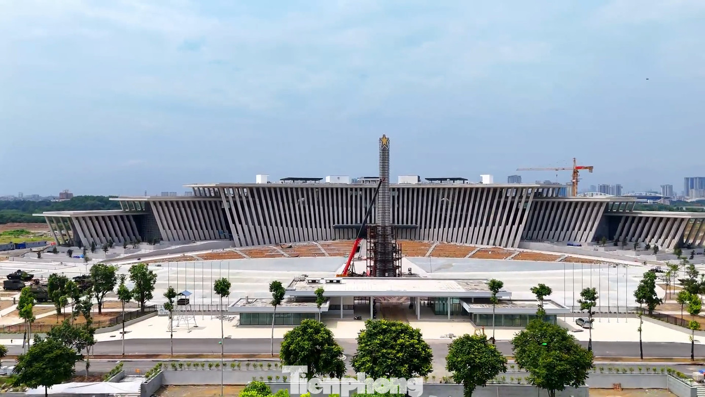 Trong đó phải kể đến những vũ khí, khí tài lớn đã được đưa về và hiện nay đang trưng bày cả trong nhà và ngoài trời của Bảo tàng như Bộ khí tài S-75 đã sử dụng trong kháng chiến chống Mỹ cũng như trong thời kỳ sau năm 1975.