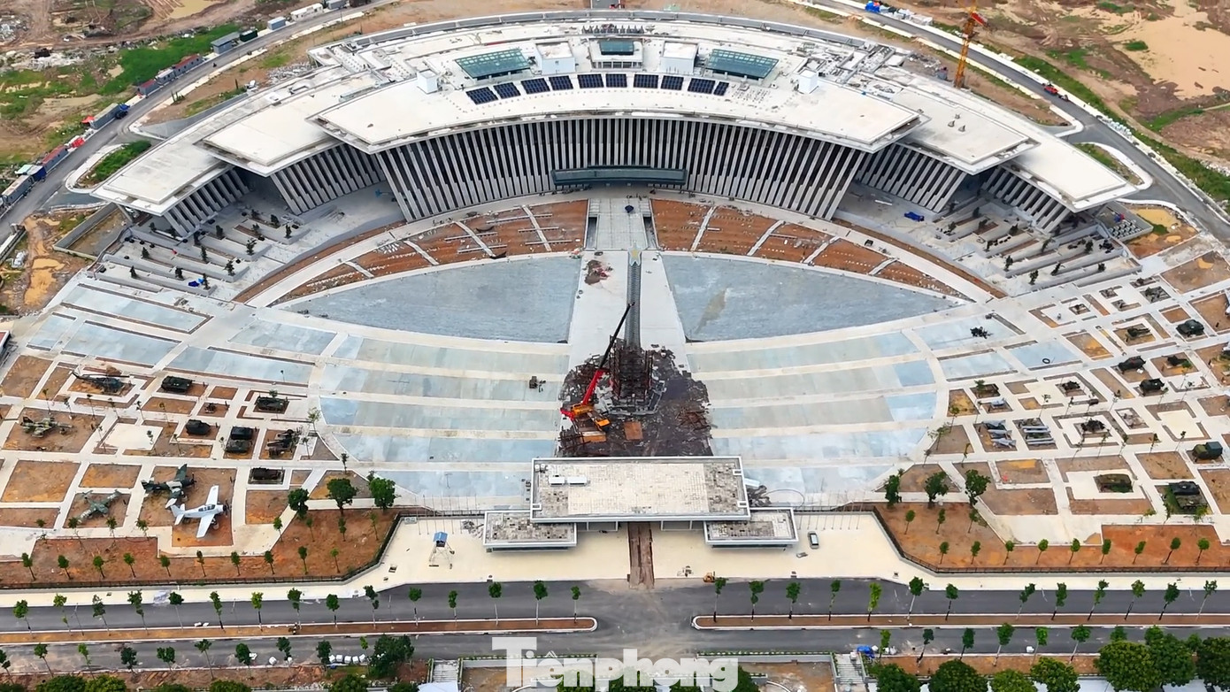 Phía ngoài trời là các không gian trải nghiệm, tương tác, trưng bày các tác phẩm nghệ thuật điêu khắc cũng như khu phục dựng các công trình quân sự tiêu biểu như: Trận địa cọc Bạch Đằng, chiến trường Điện Biên Phủ, tuyến đường Trường Sơn, địa đạo Củ Chi...