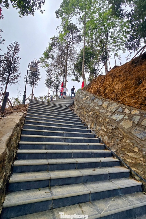 Dưới mưa bom bão đạn của kẻ thù, bộ đội, dân công, lực lượng thanh niên xung phong... đã anh dũng chiến đấu, vừa bám trụ, mở đường, vừa tháo gỡ bom mìn, giữ vững giao thông thông suốt, góp phần to lớn vào thắng lợi của chiến dịch Điện Biên Phủ.