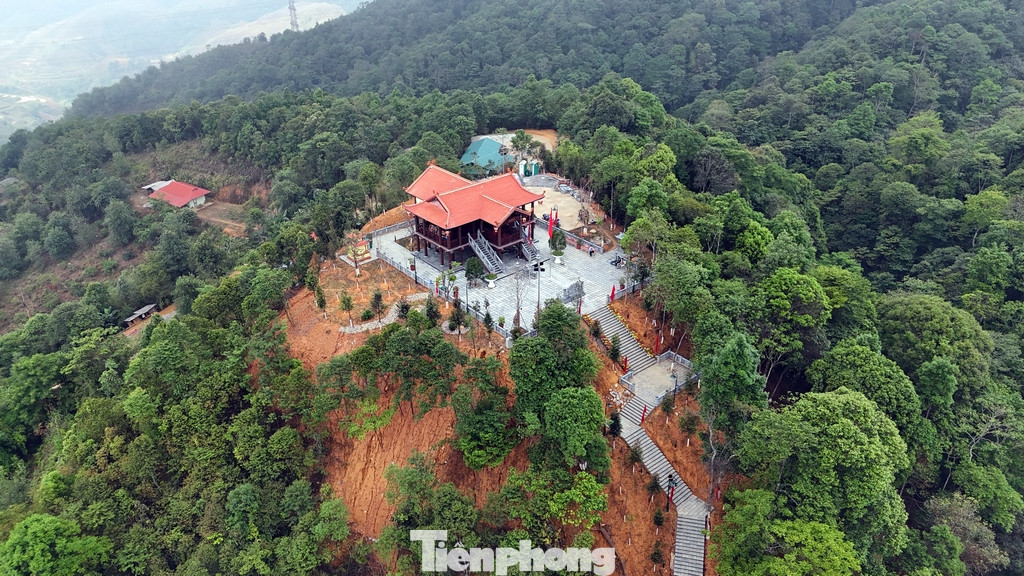 Cảnh Đền thờ liệt sĩ Đèo Pha Đin nhìn từ trên cao.