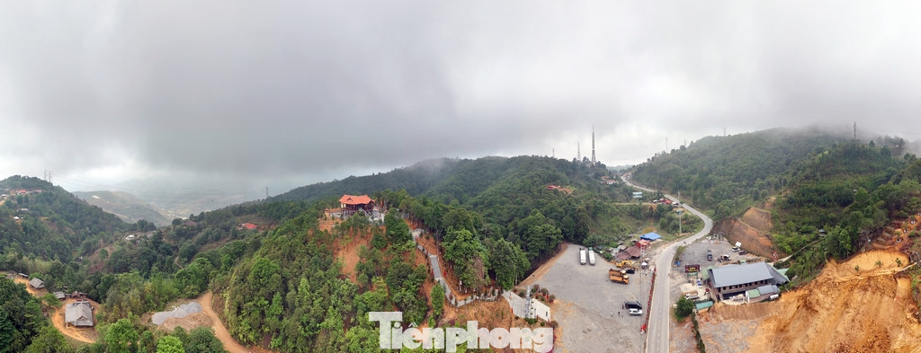 Ngày 26/4, huyện Thuận Châu (tỉnh Sơn La) đã tổ chức khánh thành đền thờ liệt sĩ tại Khu lịch sử văn hóa đèo Pha Đin. Đây là sự kiện chào mừng kỷ niệm 70 năm chiến thắng Điện Biên Phủ (7/5/1954-7/5/2024) và 65 năm ngày Bác Hồ cùng Đoàn công tác của Trung ương về thăm, nói chuyện với đồng bào các dân tộc Tây Bắc tại Sơn La (7/5/1959-7/5/2024).