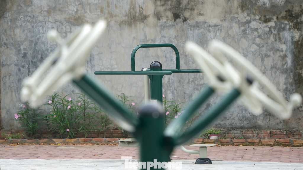 Các thiết bị phục vụ người dân luyện tập thể dục thể thao được lắp đặt quanh vườn hoa hồ phường Thượng Thanh.