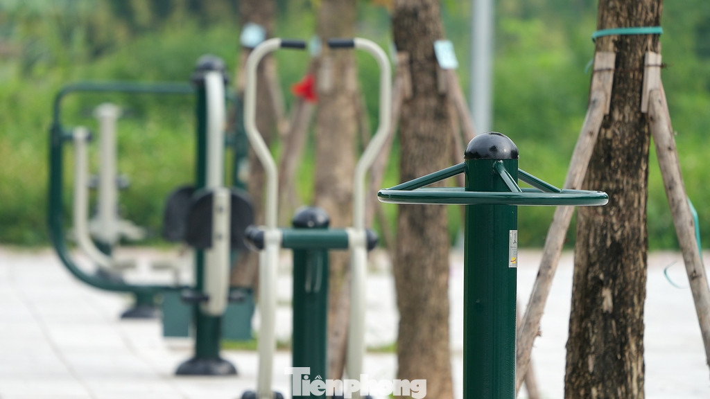 Các thiết bị phục vụ người dân luyện tập thể dục thể thao được lắp đặt quanh vườn hoa hồ phường Thượng Thanh.
