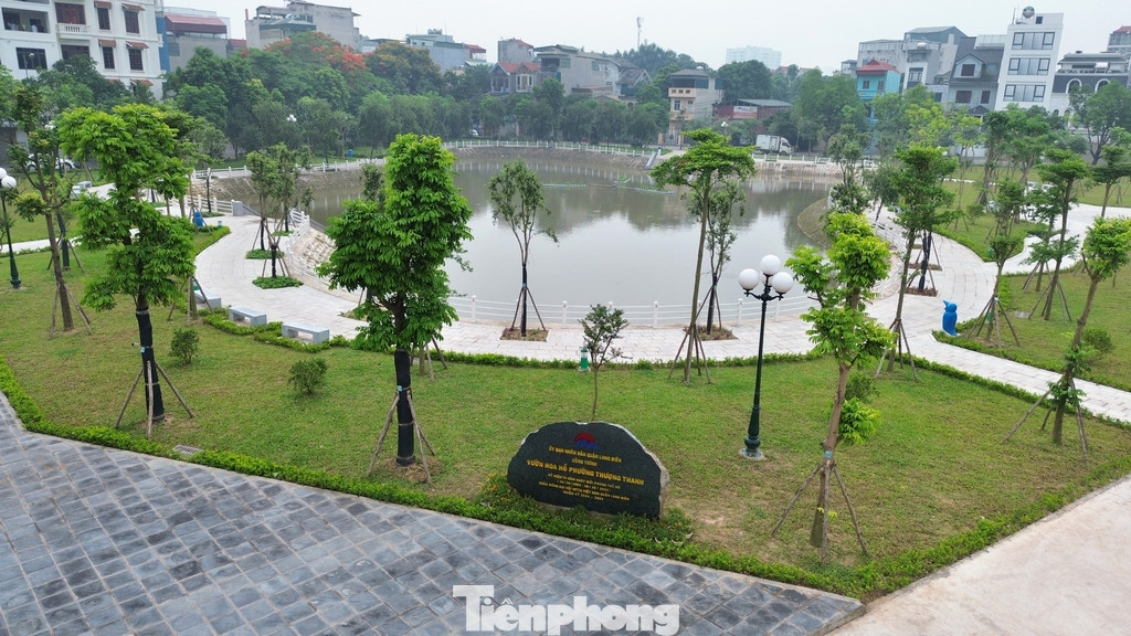 Công trình được đầu tư xây dựng với các hạng mục đầu tư kè hồ, lắp dựng lan can xung quanh hồ, xây dựng đường dạo, cây xanh, thảm có, chiếu sáng, lắp đặt ghế đá, lắp đặt dụng cụ thể thao...