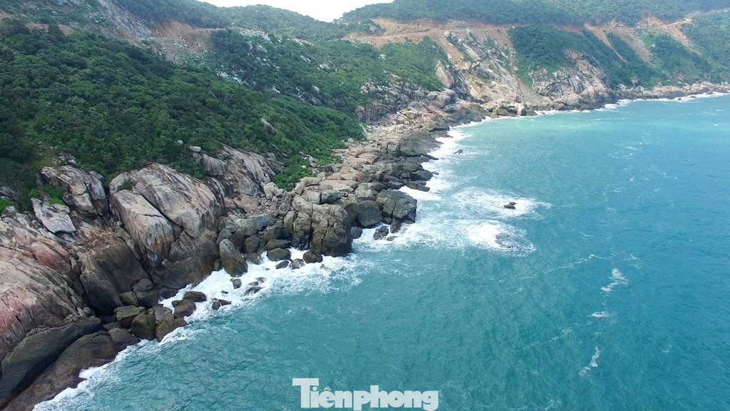 Nơi đây không chỉ thu hút du khách bởi vẻ đẹp xanh mát của những khu rừng nguyên sinh hay những bãi biển xanh trong và không khí trong lành.