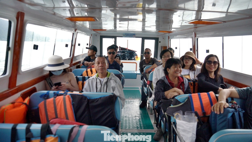 Du khách phải đi ca nô ra những địa điểm được chính quyền quản lý và cho phép lặn biển.