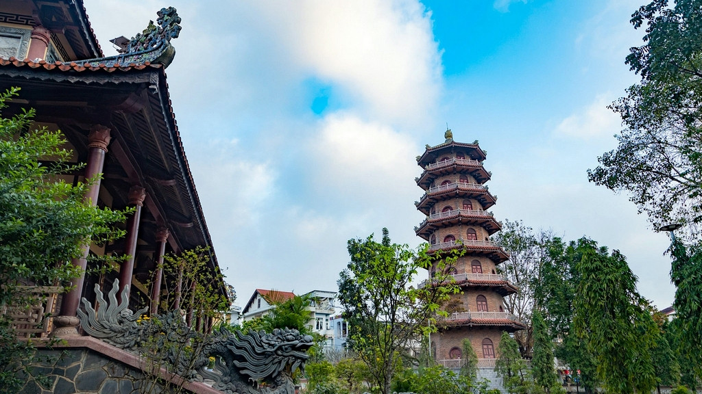 Chùa Từ Đàm Huế là một trong những ngôi chùa danh tiếng, xung quanh là ngọn núi Kim Phụng cùng nhiều ngôi chùa và nhà thờ nổi tiếng khác. Chùa Từ Đàm Huế là một trong những ngôi chùa danh tiếng, xung quanh là ngọn núi Kim Phụng cùng nhiều ngôi chùa và nhà thờ nổi tiếng khác.