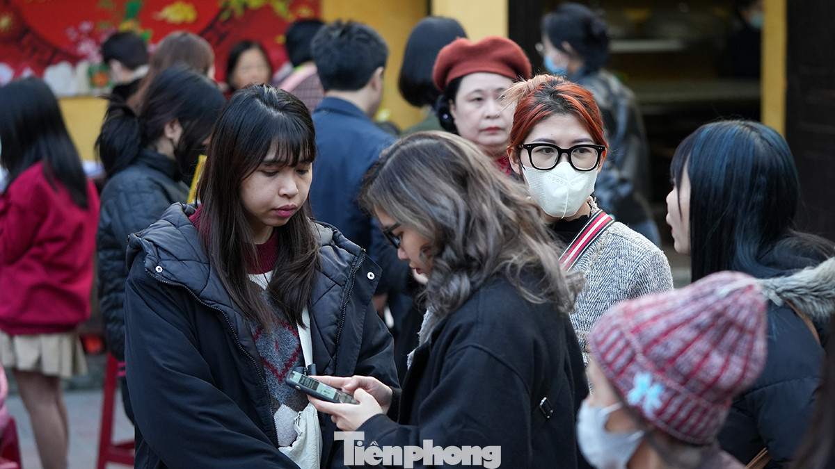 Nhiều người chọn ngày mùng 2 Tết để đi lễ tại chùa Phúc Khánh