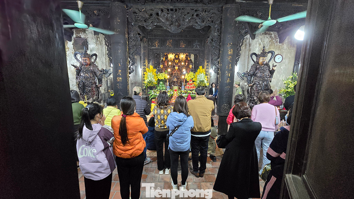 Ghi nhận vào chiều mùng 2 Tết, có rất đông du khách, phật tử đi lễ tại đây.