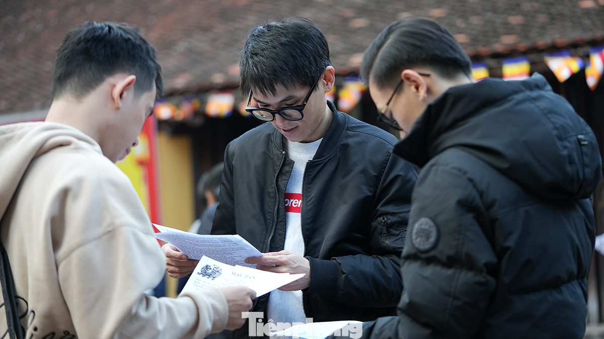 Nhiều người chọn ngày mùng 2 Tết để đi lễ tại chùa Phúc Khánh