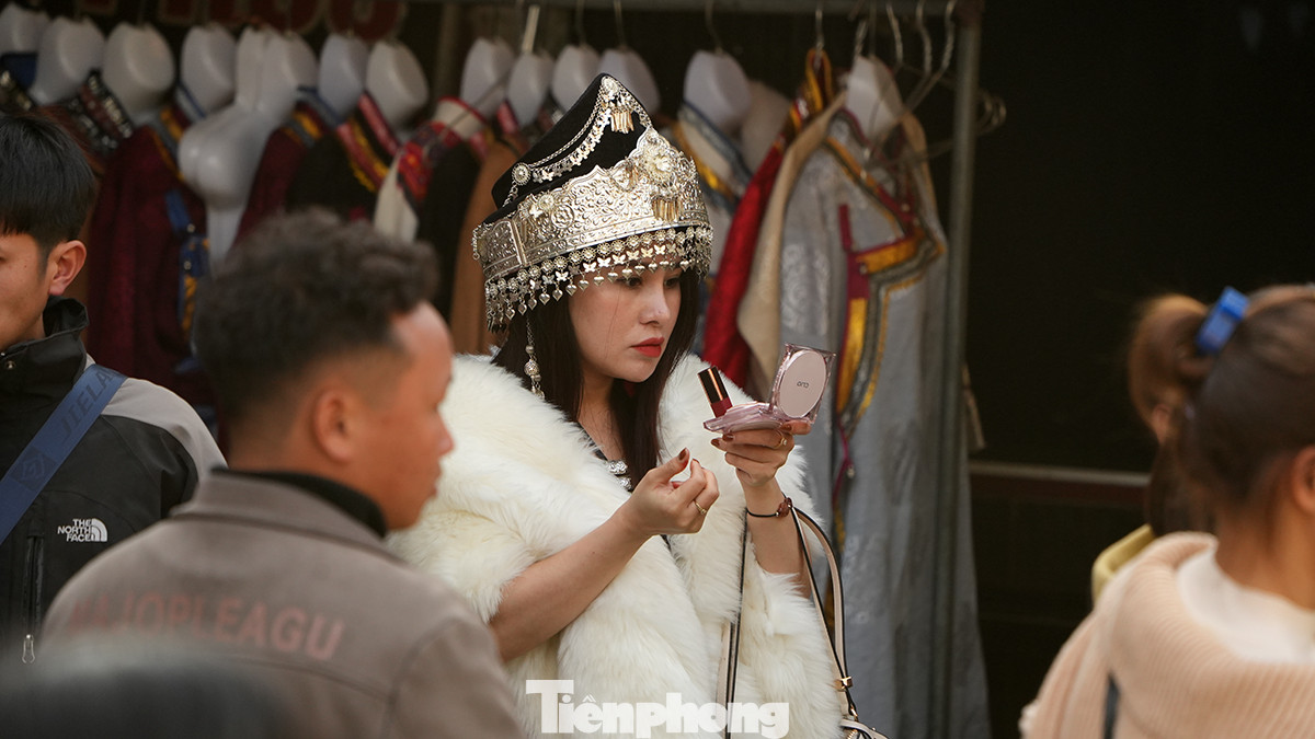 Nhiều du khách mặc những trang phục bị hạn chế vào khu du lịch do không đúng đồ đặc trưng của địa phương và có tính chất du nhập ngoại lai.