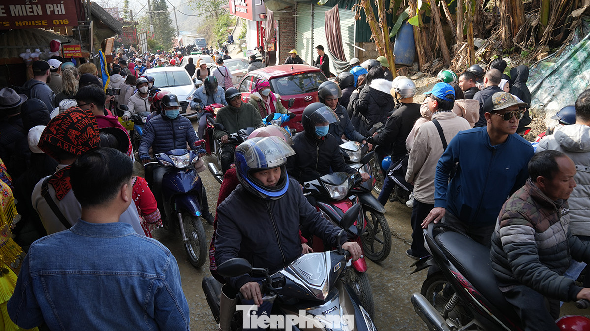 Theo ghi nhận của PV Tiền Phong, trong 2 ngày Mùng 4 và 5 Tết Nguyên đán Giáp Thìn 2024, các tuyến đường tại Sa Pa tiếp tục “thất thủ” khi lượng phương tiện đổ về đây du xuân tăng đột biến.