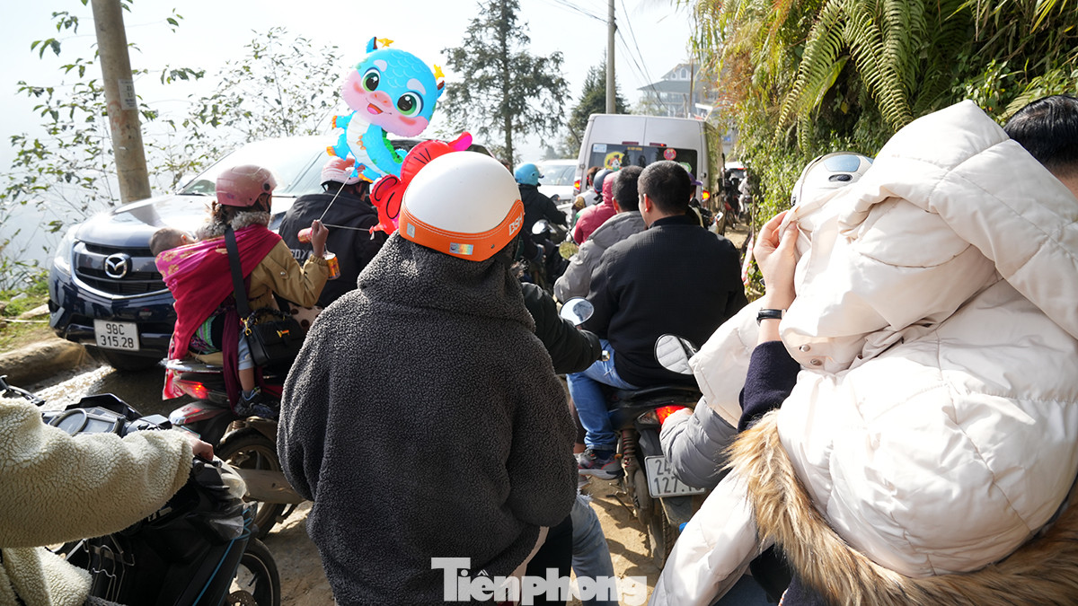 Đặc biệt đường dẫn vào các điểm tham quan du lịch tại các bản Cát Cát, Tả Van, Tả Phìn luôn kẹt cứng phương tiện.